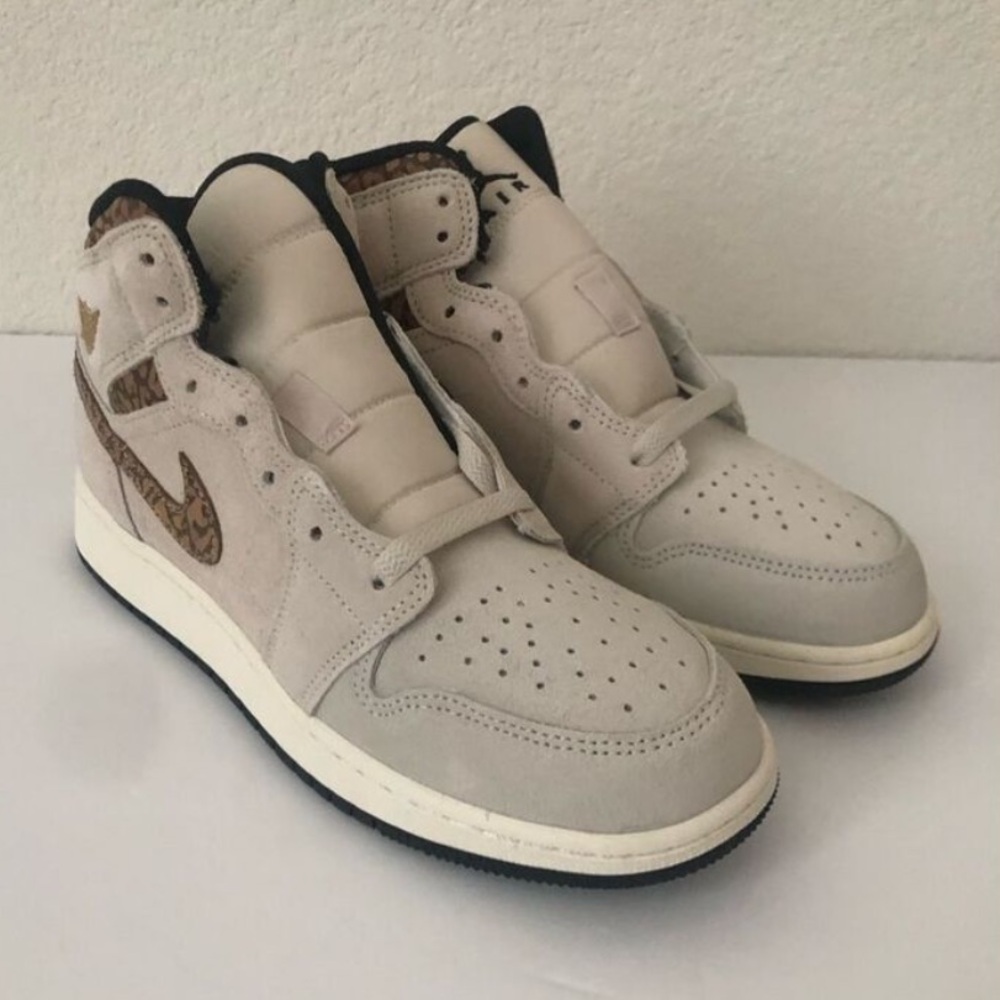 Air Jordan 1 MID SE GS LT Orwood Brown/Metallic Gold Size 6Y